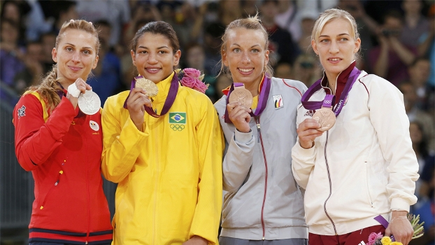 Segunda da esquerda para direita, Sarah Menezes é campeã olímpica da categoria 48kg do judô