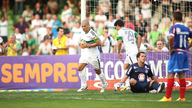 Alex marcou um belo gol no fim e livrou o Coritiba da derrota em casa