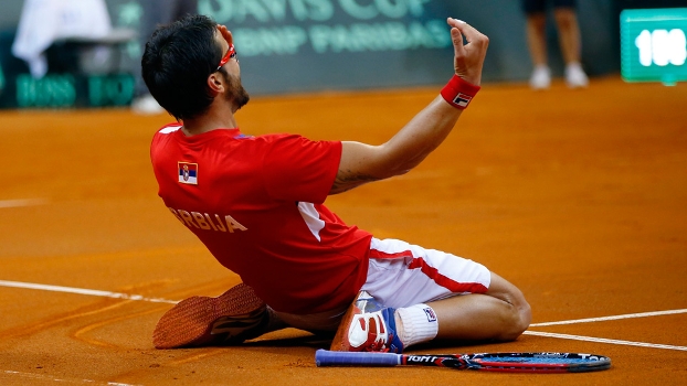 Tipsarevic faz a festa após colocar a Sérvia na final da Copa Davis