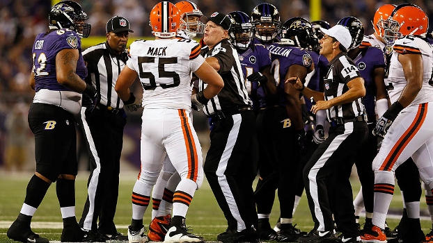 Juízes oficias voltaram e foram aplaudidos no jogo entre Ravens e Browns