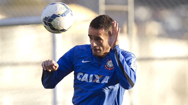 Meia aponta clima bom no Corinthians após recuperação de 'pancada'