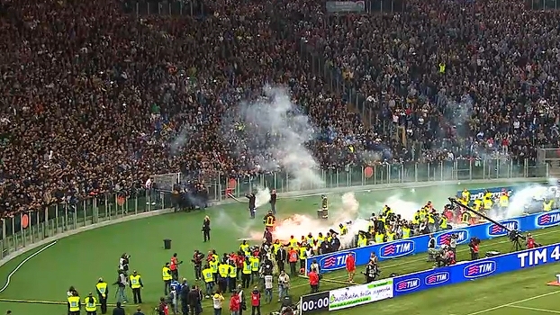 Torcida do Napoli lança bombas em campo Torcida do Napoli lança bombas em campo