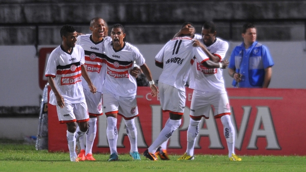 Jogadores do Santa Rita comemoram gol de Reinaldo Alagoano na vitória sobre o Santa Cruz