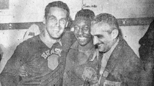 Gylmar e Pelé comemoram nos vestiários o título da Copa do Mundo de 1958 Gylmar e Pelé comemoram nos vestiários o título da Copa do Mundo de 1958