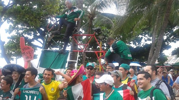 Elias de Souza Aguiar, sua bicicleta e outros torcedores receberam o México em Fortaleza Elias de Souza Aguiar, sua bicicleta e outros torcedores receberam o México em Fortaleza