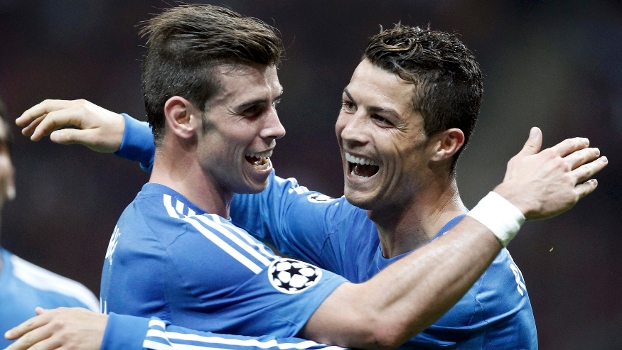 Gareth Bale (esq.) e Cristiano Ronaldo comemoram gol do Real Madrid sobre o Galatasaray Gareth Bale (esq.) e Cristiano Ronaldo comemoram gol do Real Madrid sobre o Galatasaray