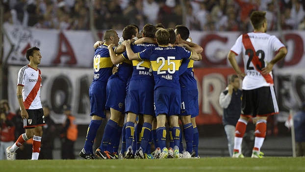 Jogadores do Boca fazem festa no gramado do Monumental após vitória sobre o River