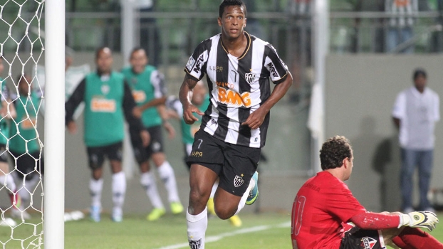 Jô marcou três e comandou a goleada do Atlético sobre o São Paulo Jô marcou três e comandou a goleada do Atlético sobre o São Paulo