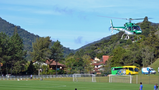 Helicóptero com Neymar decolou de um dos campos da Granja às 13h57 deste sábado Helicóptero com Neymar decolou de um dos campos da Granja às 13h57 deste sábado