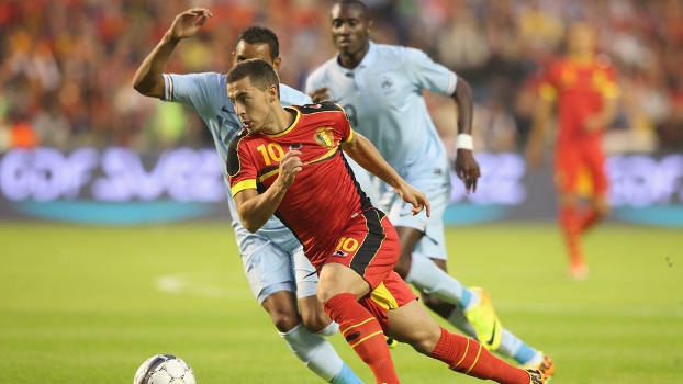 Hazard é perseguido por Payet no empate em 0 a 0 entre França e Bélgica Hazard é perseguido por Payet no empate em 0 a 0 entre França e Bélgica