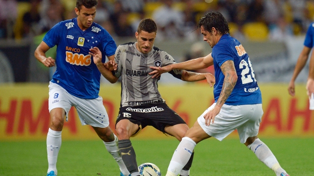 13ª RODADA - Botafogo 1 x 1 Cruzeiro - Após sair atrás, mineiros pressionaram e conseguiram o empate com o zagueiro Léo