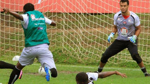 Jogadores do Vitória em treino antes da viagem para Recife