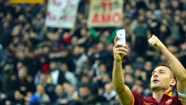 Totti faz gol e tira 'selfie' com a torcida da Roma; veja