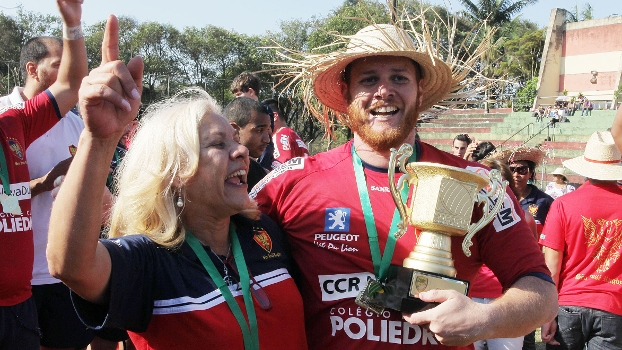 Ilma Guimerá entrega o troféu para Leo, capitão do São José Ilma Guimerá entrega o troféu para Leo, capitão do São José