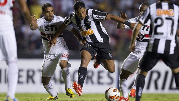 Ronaldinho Gaúcho tenta passar pela marcação de Douglas na vitória do São Paulo sobre o Atlético-MG Ronaldinho Gaúcho tenta passar pela marcação de Douglas na vitória do São Paulo sobre o Atlético-MG