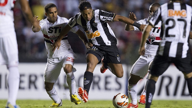 Ronaldinho Gaúcho tenta passar pela marcação de Douglas na vitória do São Paulo sobre o Atlético-MG