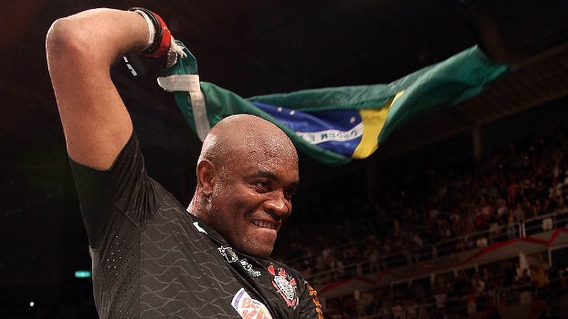 Anderson comemora a vitória com a bandeira do Brasil Anderson comemora a vitória com a bandeira do Brasil