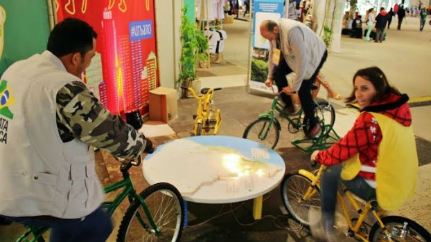 Turma animada pedalando e gerando energia. Turma animada pedalando e gerando energia.