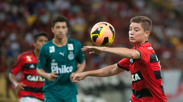 Um dos reservas a receber uma oportunidade, Adryan tenta dominar a bola, observado por Renan Oliveira Um dos reservas a receber uma oportunidade, Adryan tenta dominar a bola, observado por Renan Oliveira