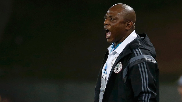 O treinador da Nigéria, Stephen Keashi, durante o jogo contra a Bósnia O treinador da Nigéria, Stephen Keashi, durante o jogo contra a Bósnia