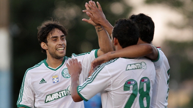 Valdivia comemora o gol de Charles (28) na vitória do Palmeiras sobre o Oeste