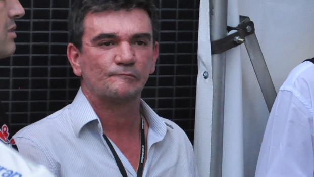 Torcidas organizadas protestaram contra Andrés após o jogo Torcidas organizadas protestaram contra Andrés após o jogo