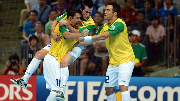 Brasil comemora gol sobre Espanha na final do Mundial de Futsal