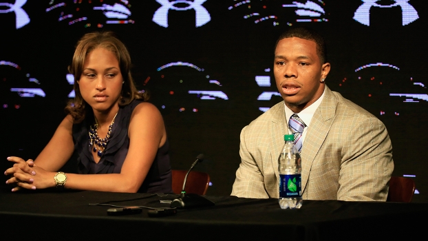 Janay Rice (esq.) ao lado do marido que a agrediu Janay Rice (esq.) ao lado do marido que a agrediu