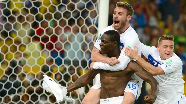 Abraçado por De Rossi, Balotelli comemora sem camisa o gol da vitória italiana