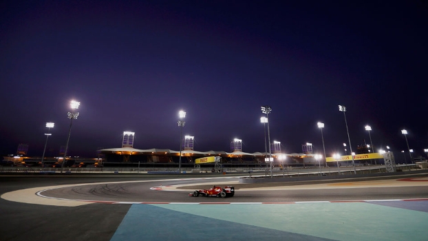 Kimi Raikkonen passeia com sua Ferrari no GP do Bahrein