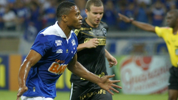 Julio Baptista saiu da reserva e fez dois gols na vitória do Cruzeiro sobre o Botafogo, no Mineirão Julio Baptista saiu da reserva e fez dois gols na vitória do Cruzeiro sobre o Botafogo, no Mineirão