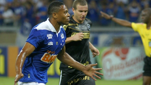 Julio Baptista saiu da reserva e fez dois gols na vitória do Cruzeiro sobre o Botafogo, no Mineirão