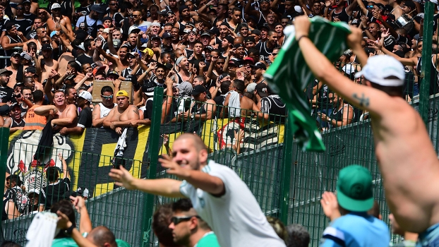 Dentro do estádio, Fiel Torcedor bate, apertado, Avanti