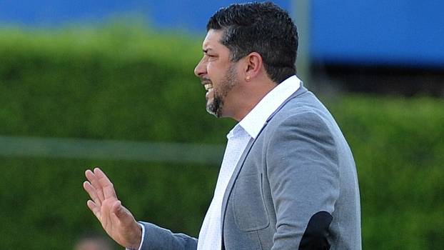 Rival de São Paulo e Corinthians custa 'trocado' e não manda técnico embora