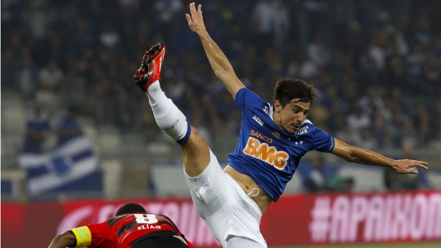 William, autor do gol do Cruzeiro, divide bola com Elias, capitão do Flamengo William, autor do gol do Cruzeiro, divide bola com Elias, capitão do Flamengo