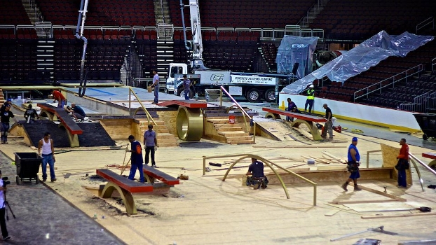 Olhando a pista sendo construída a impressão é que ela não ficará pronta em quatro dias.