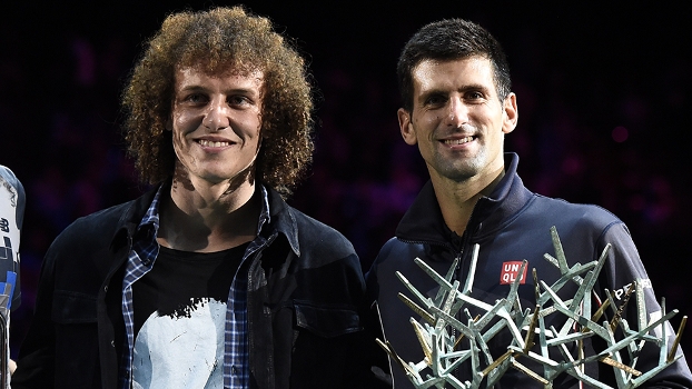 David Luiz entregou troféu do Masters 1000 de Paris a Novak Djokovic David Luiz entregou troféu do Masters 1000 de Paris a Novak Djokovic