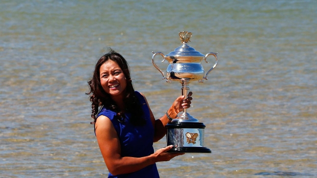 Com a praia de cenário, Na Li posa com o troféu do Australian Open Com a praia de cenário, Na Li posa com o troféu do Australian Open