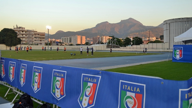 Seleção italiana está treinando no Engenhão, que está decorado com as cores da Azzurra