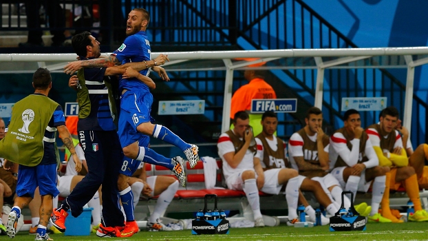 De Rossi comemora gol com de Marchisio com banco da itália