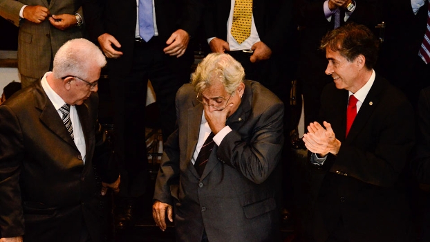 Eurico chora durante cerimônia de posse como novo presidente do Vasco