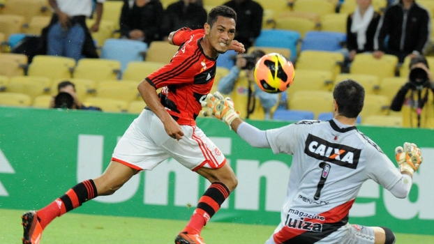 Hernane toca por cima de Wilson para abrir o placar para o Flamengo diante do Vitória no Maracanã