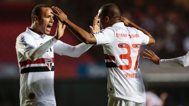 Luis Fabiano comemora o gol da vitória sobre o Atlético-MG ao lado de Welliton