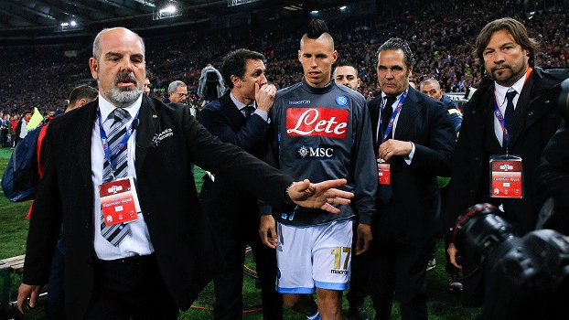 Hamsik anda pelo campo do estádio Olímpico: ele foi conversar com líder de organizada Hamsik anda pelo campo do estádio Olímpico: ele foi conversar com líder de organizada