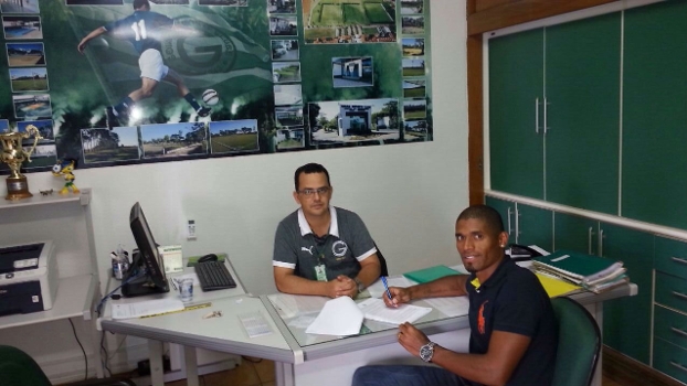 Experiente jogador assinou contrato de empréstimo nesta sexta-feira Experiente jogador assinou contrato de empréstimo nesta sexta-feira