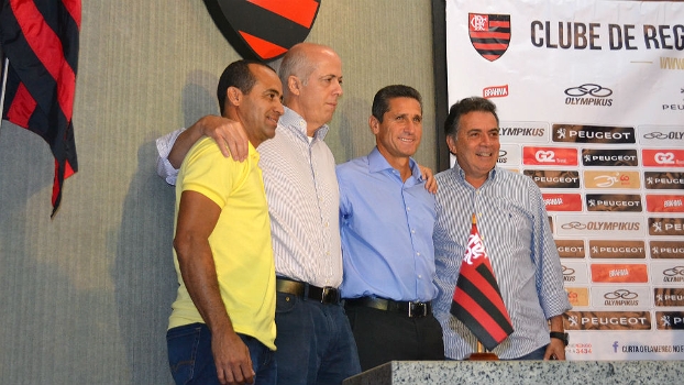 O auxiliar Aílton, o vice Wallim Vasconcellos, o técnico Jorginho e o diretor Paulo Pelaipe, em apresentação na Gávea