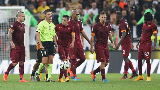 Jogadores da Roma reclamaram muito da arbitragem na derrota para a Juventus Jogadores da Roma reclamaram muito da arbitragem na derrota para a Juventus