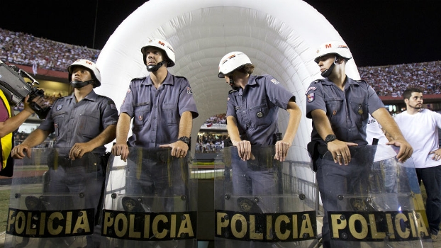 Policiais se posicionam na entrada do vestiário do Tigre: time não voltou para o segundo tempo Policiais se posicionam na entrada do vestiário do Tigre: time não voltou para o segundo tempo