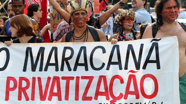 Protesto em frente ao Palácio Guanabara atrasou a abertura dos envelopes