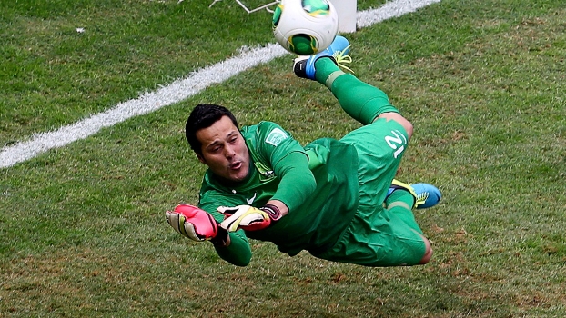 Júlio César salta para fazer defesa no jogo Júlio César salta para fazer defesa no jogo